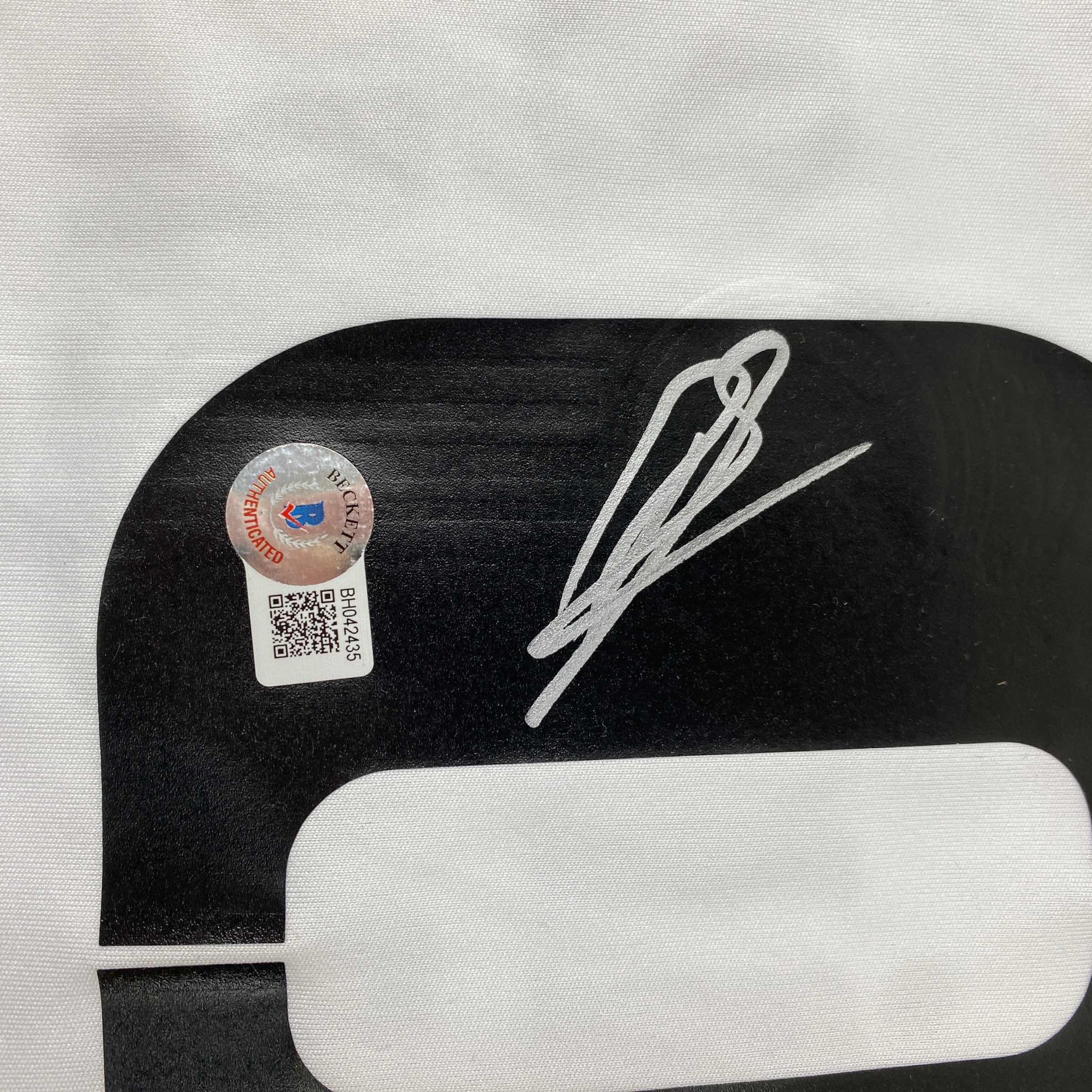 autographed-signed-karim-benzema-real-madrid-2022-23-white-soccer-jersey-beckett-bas-coa