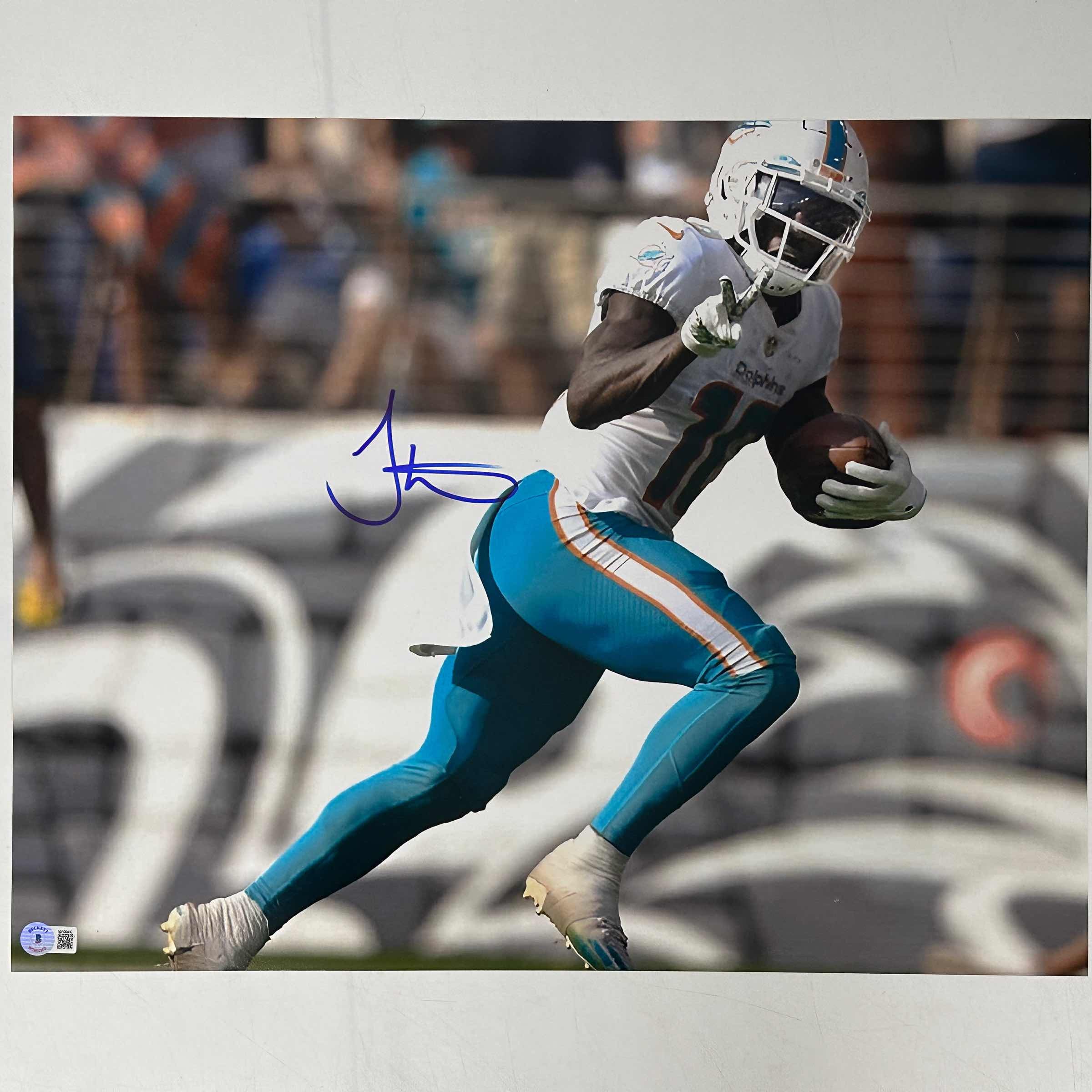 autographed-signed-tyreek-hill-miami-dolphins-16x20-football-photo-beckett-bas-coa