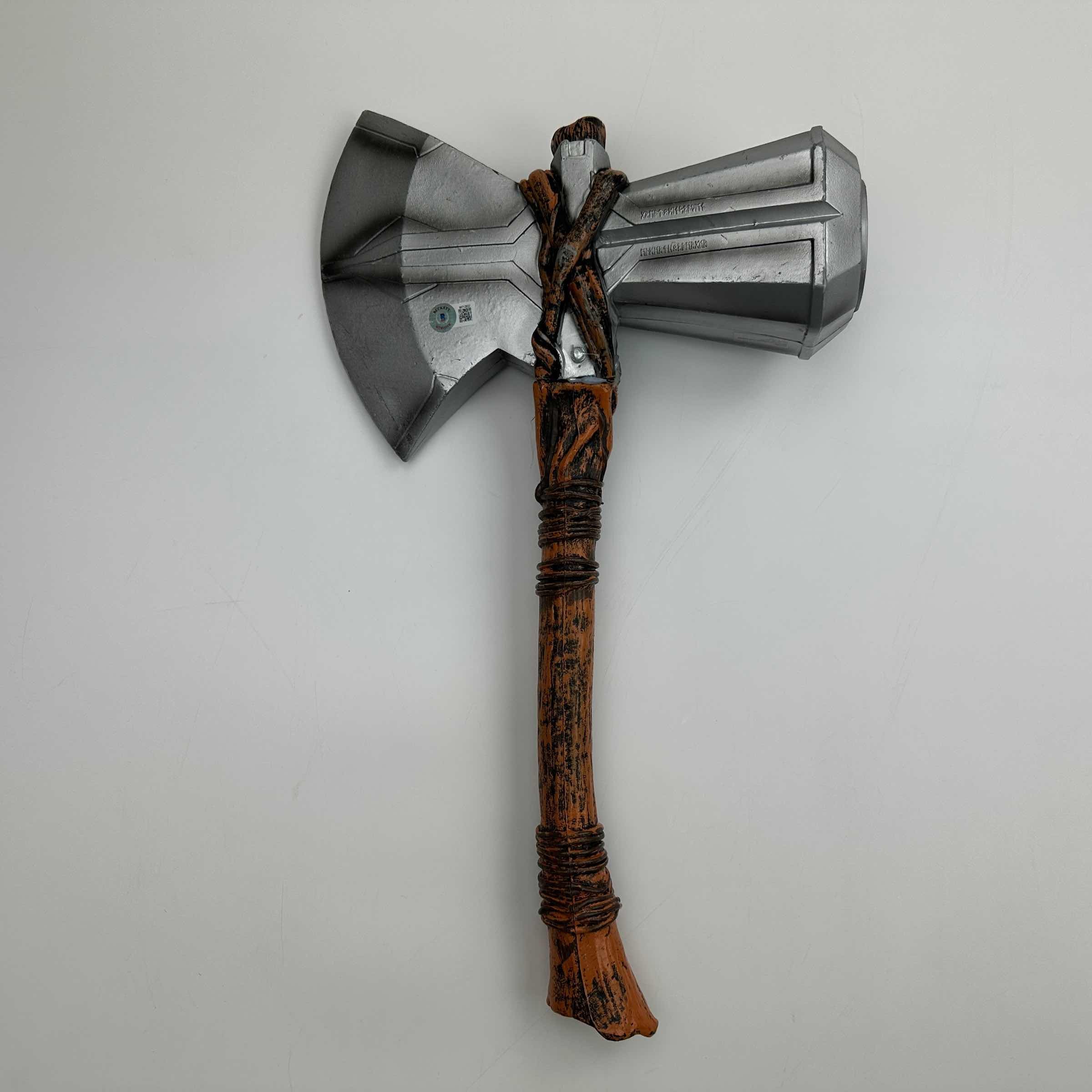 autographed-signed-chris-hemsworth-thor-stormbreaker-18-axe-marvel-avengers-infinity-war-end-game-replica-movie-prop-beckett-bas-coa
