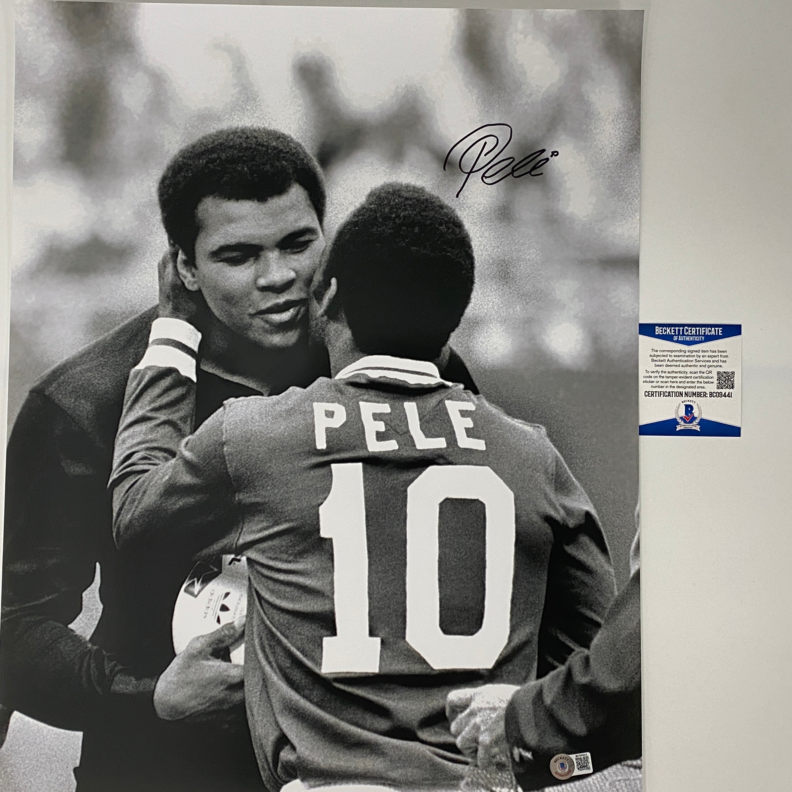 autographed-signed-pele-brazil-soccer-futbol-16x20-photo-with-muhammad-ali-beckett-bas-coa-auto