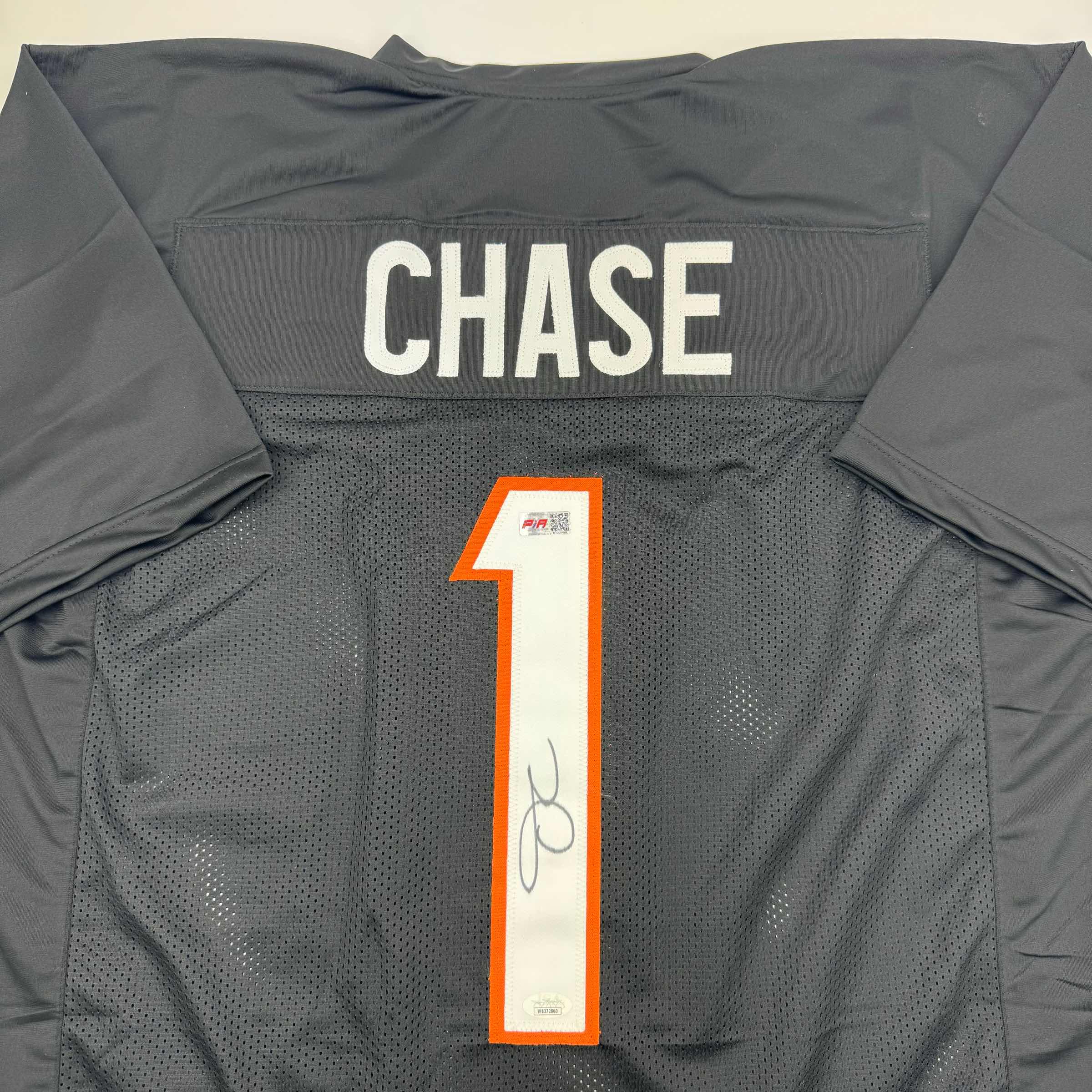 autographed-signed-jamarr-chase-cincinnati-black-football-jersey-jsa-coa